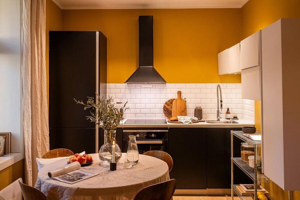 Fantastic In Old Apartament *